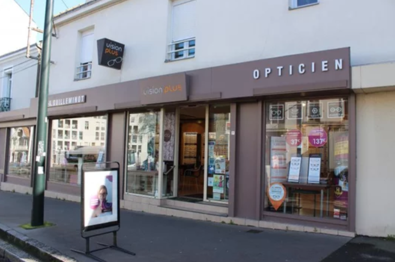 Aménagement intérieur d'une boutique optique à Nantes Avant/Après