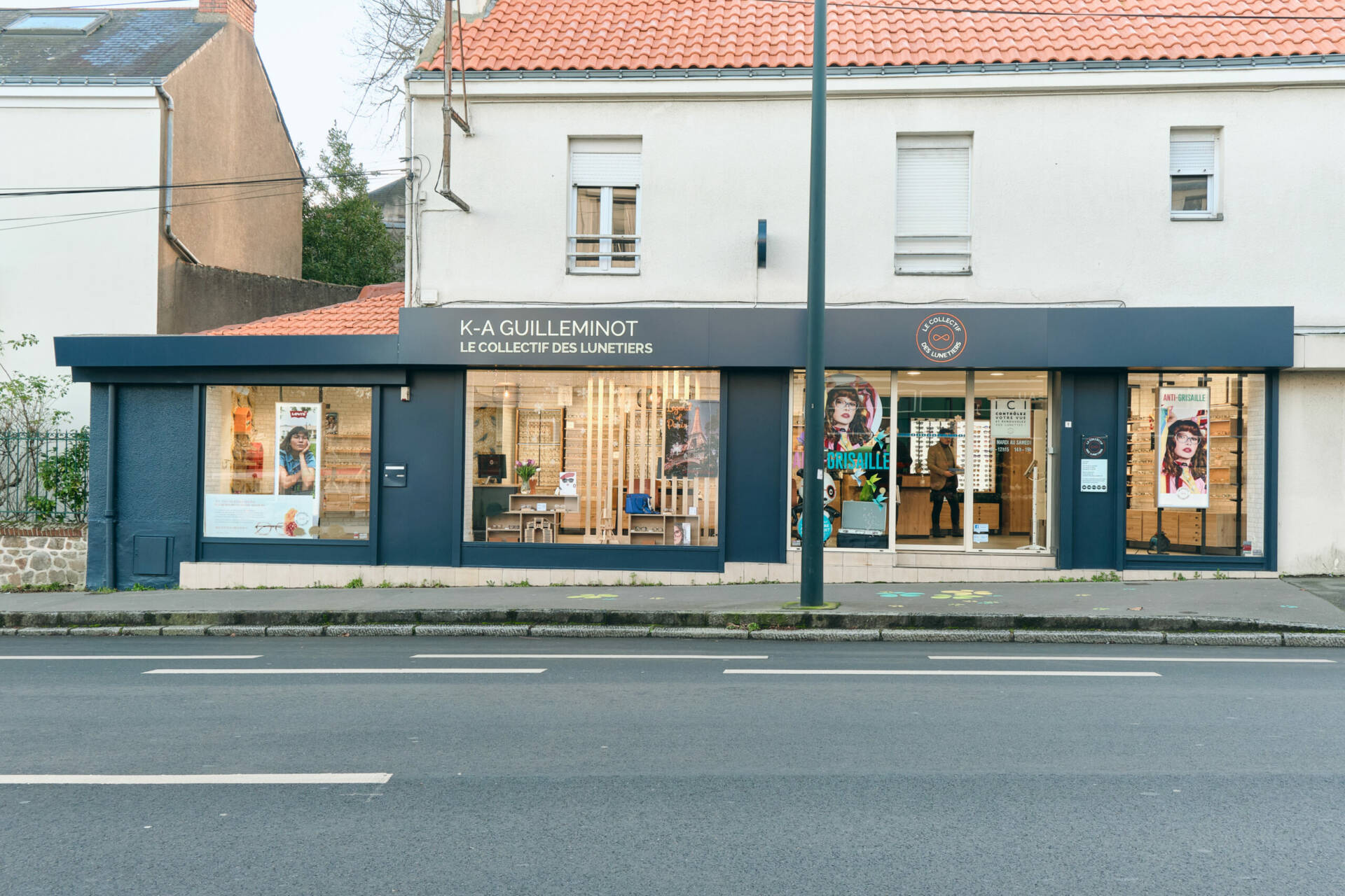 Rénovation et mise en peinture de la façade principale d'une boutique optique à Nantes